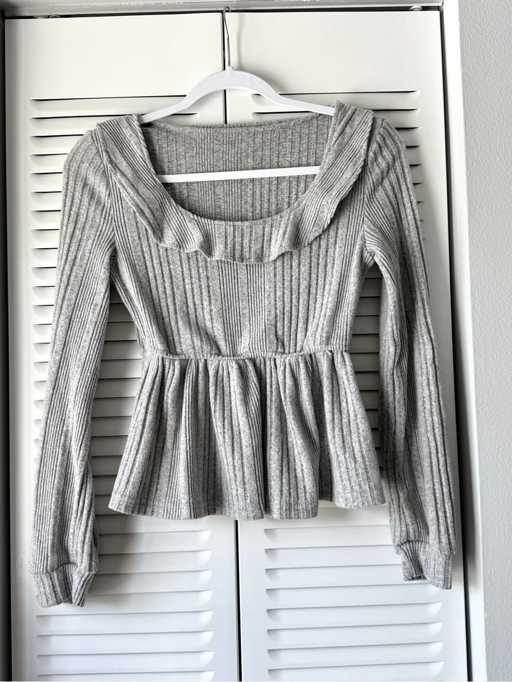 Ribbed Peplum Long-Sleeve Sweater - Light Gray